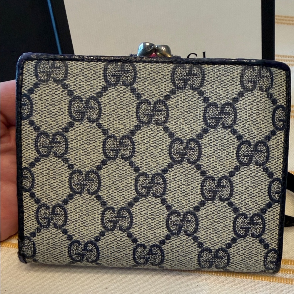 Gucci Navy and Cream Bifold Wallet with box, ribbon, paperwork, and silica packs - Picture 4 of 14